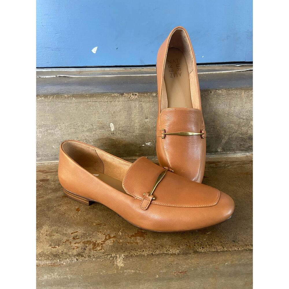 Naturalizer Emiline tan leather loafer with goldtone hardware.